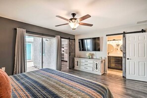 5 bedrooms, desk, iron/ironing board, travel cot