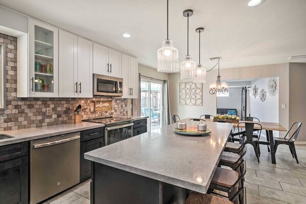 Fridge, microwave, oven, stovetop - NEW Pool | Spa | Firepit | PoolTable | Sleeps 15 (Lake Havasu City)