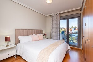 2 bedrooms, in-room safe, desk, iron/ironing board