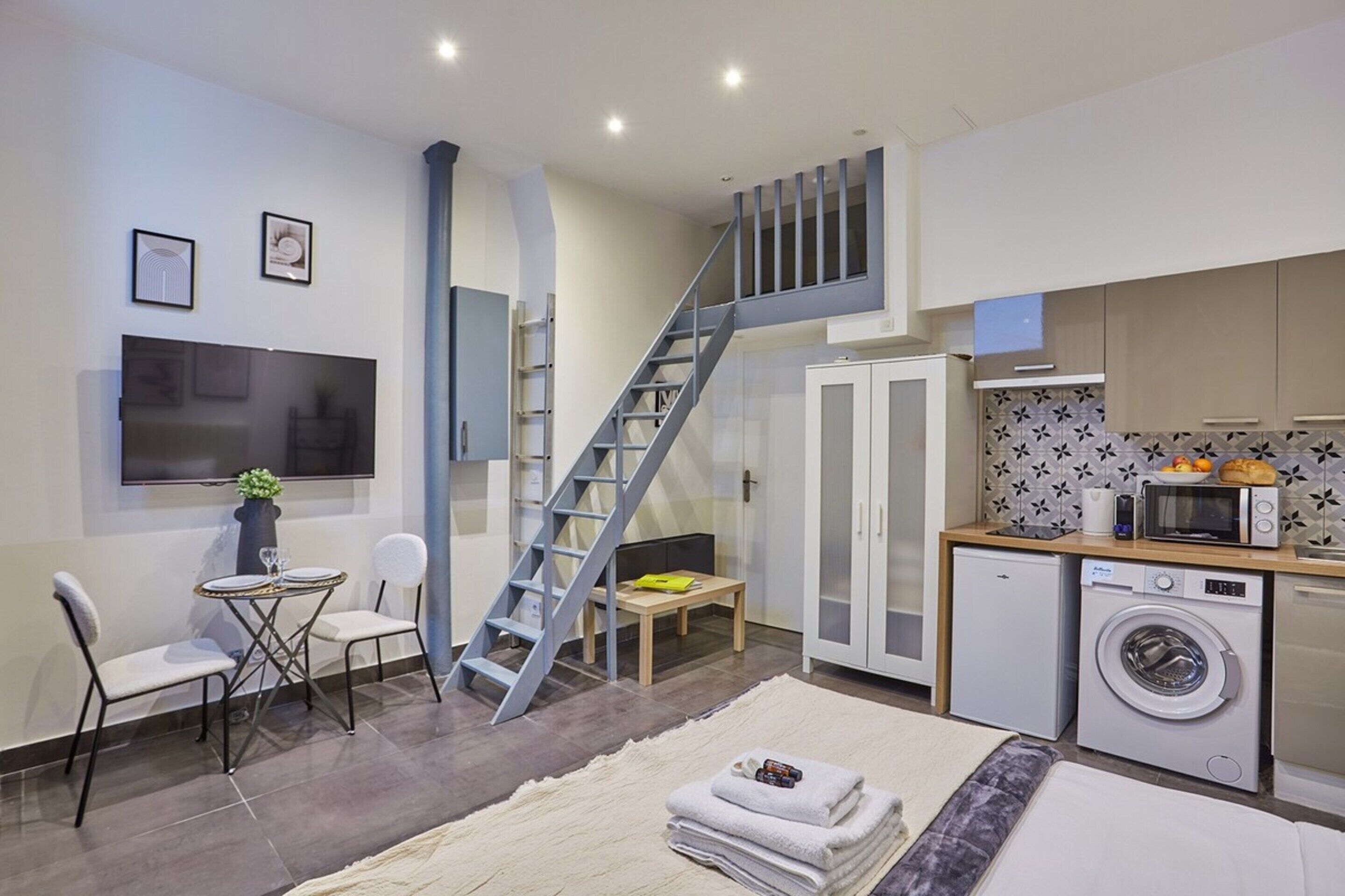 Appartement | Een laptopwerkplek, een strijkplank/strijkijzer, beddengoed