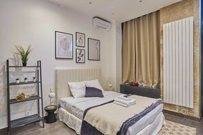 Apartment | Laptop workspace, iron/ironing board, bed sheets - Charming Studio Center of Paris Montmartre (Paris)