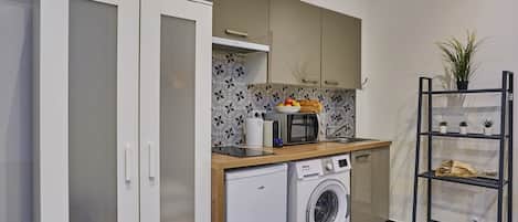Appartement | Cuisine privée | Réfrigérateur, micro-ondes, plaque de cuisson, cafetiÚre/bouilloire