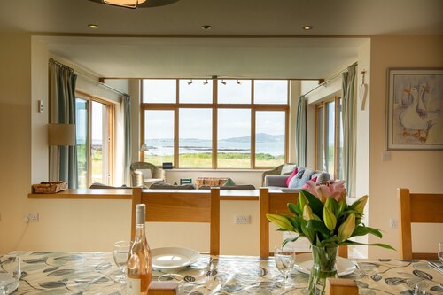 Ty Glan y Mor - sleeps 10 guests  in 4 bedrooms