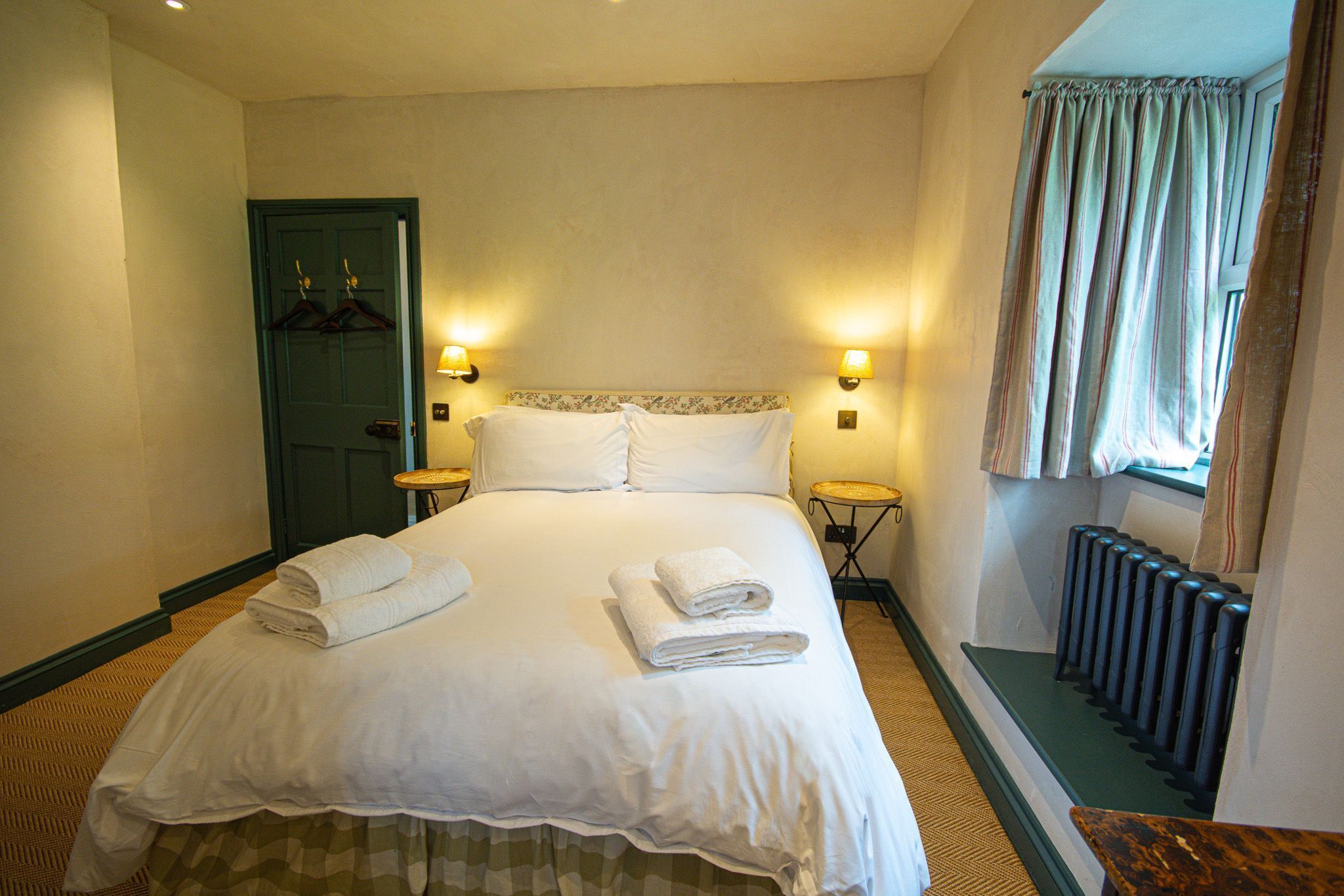 4 bedrooms, desk, WiFi, bed sheets