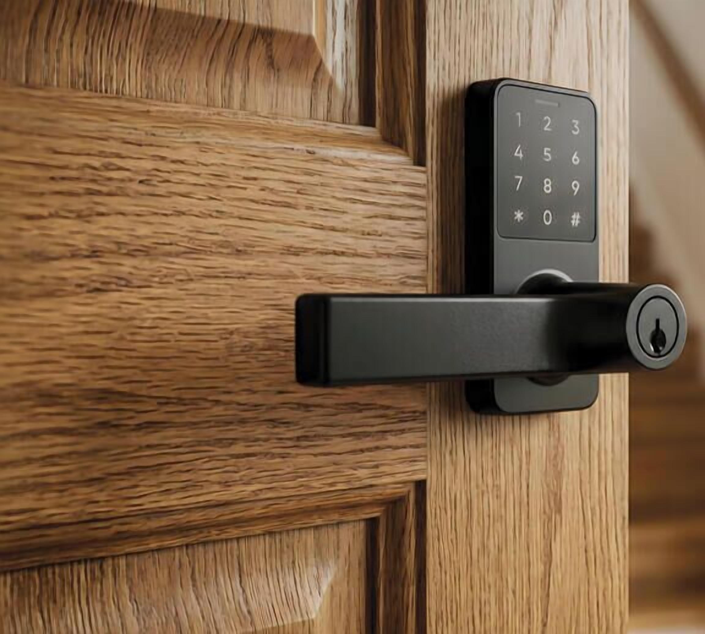 Une porte en bois dotée d’un système de verrouillage électronique à clavier moderne.