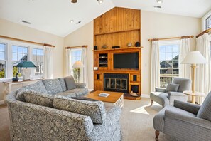 TV, fireplace, DVD player, stereo - About 255' to Community Pool & 1425' to Beach Access (Duck)