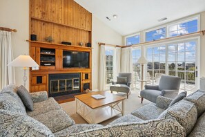 Fernseher, Kamin, DVD-Player, Stereoanlage