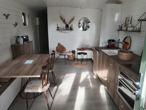 Réfrigérateur, four à micro-ondes, un four, surface de cuisson