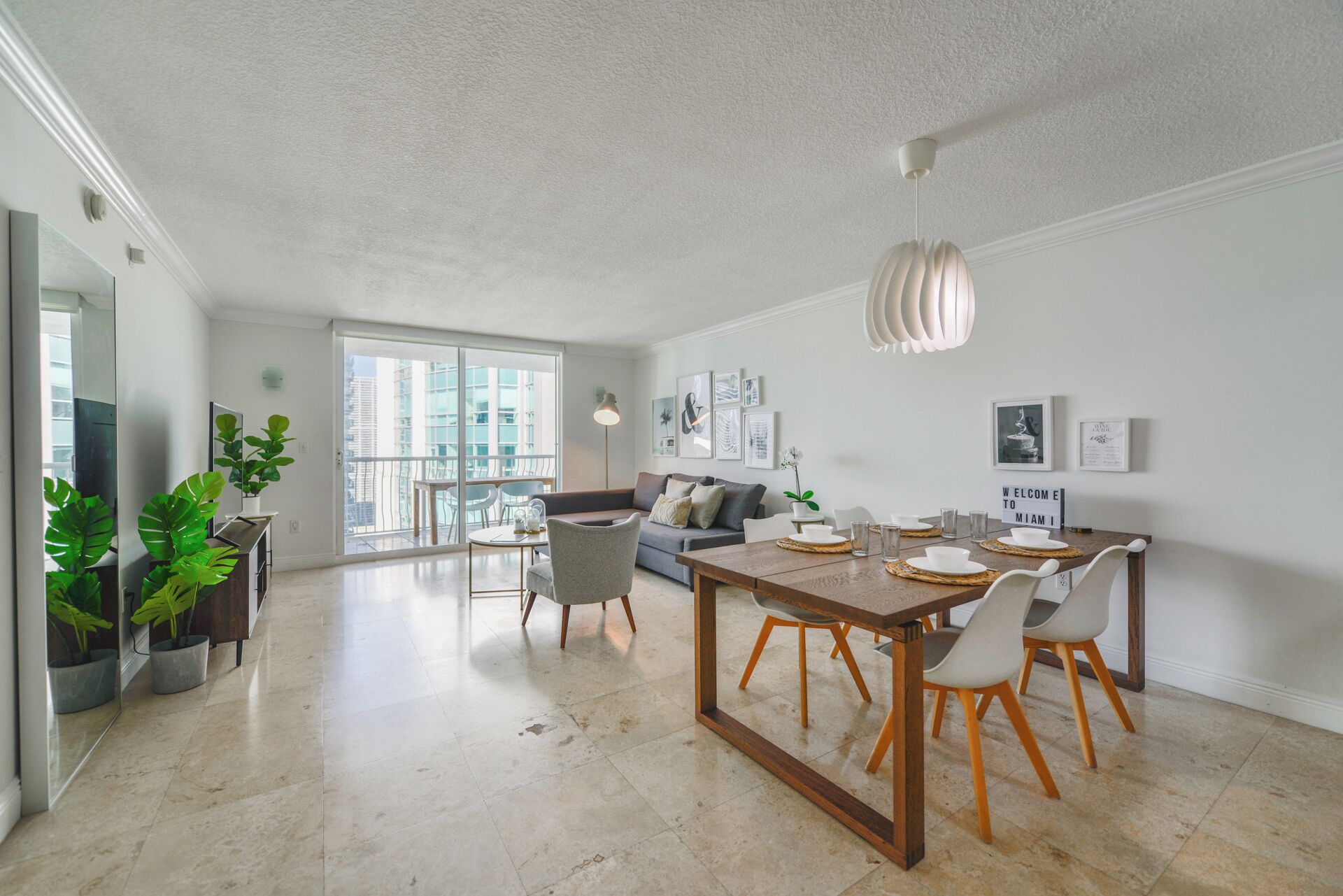 Apartamento superluxo, sacada, vista para a cidade | Área de estar | TV LED 40 polegadas com canais a cabo