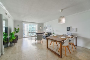 Luxe appartement, balkon, uitzicht op stad | Woonruimte | Een 40-inch ledtelevisie met kabelzenders