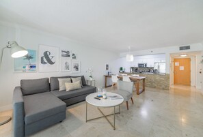 Luxe appartement, balkon, uitzicht op de stad | Woonruimte | Een 40-inch ledtelevisie met kabelzenders