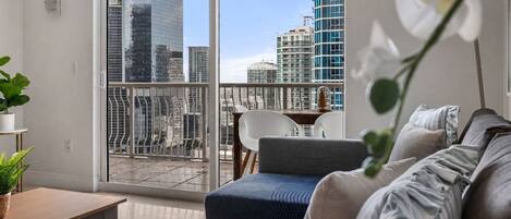Appartement Luxe, balcon, vue ville | Coin séjour