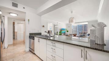 Luxury Apartment, Balcony, City View | Private kitchen