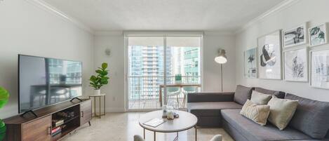 Apartament de luxe, balcó, vistes a la ciutat | Sala d'estar | Televisor LED de 40 polzades amb canals per cable