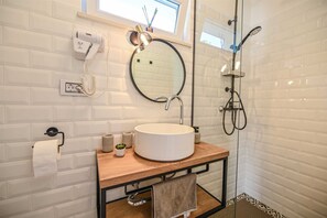 Dusche, Haartrockner, Handtücher