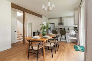 Dining - ✦NEW✦ The Evergreen Sanctuary - Family Friendly, Pool Table, Starlink, BBQ (Forks)