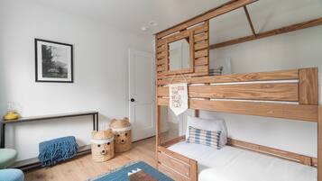 4 Schlafzimmer, Schreibtisch, Bügeleisen/Bügelbrett, Reisekinderbett