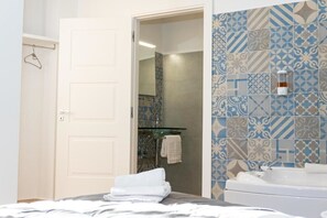 حوض استحمام بنظام ضخ المياه، مجففات شعر، مراحيض شطف، مناشف