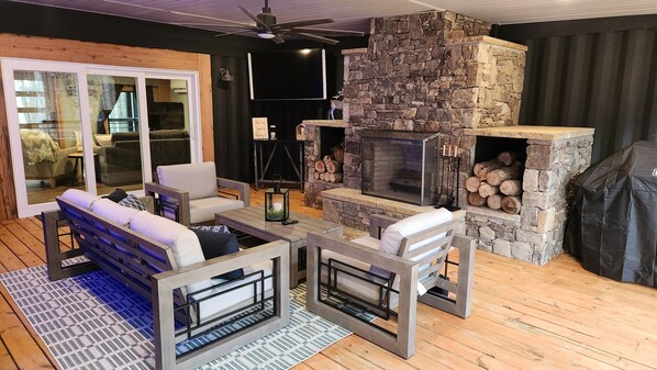 Smart TV, chimenea y libros