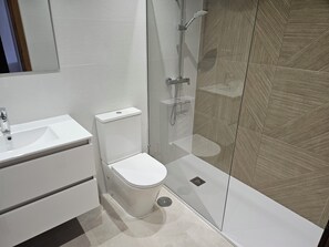 Doccia, asciugacapelli, bidet, asciugamani
