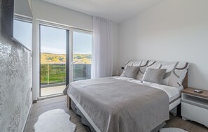 4 bedrooms, travel crib, free WiFi, bed sheets