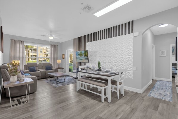 Dining - 10 Minutes from Disney World! Community Pool! Clubhouse, Arcade, Movie Theater!! (Kissimmee)