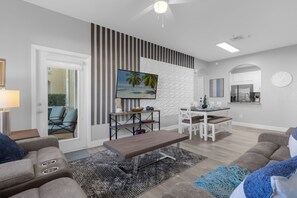 Téléviseur connecté, lecteur de DVD, table de ping-pong