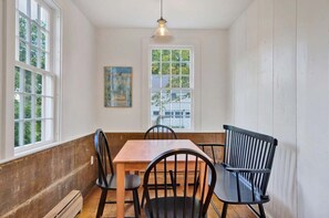Dining - Historic, Walk to Town - South Woodstock Cottage (South Woodstock)