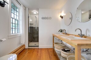 Shower, hair dryer, towels, shampoo