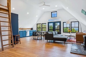 TV, peis og kontorer