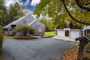 Un quartier résidentiel comprenant deux maisons, dont l’une est dotée d’un garage et l’autre, d’un panier de basketball.