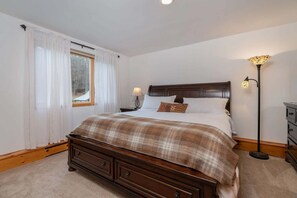 4 bedrooms, desk, iron/ironing board, WiFi