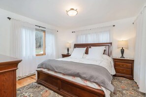 4 bedrooms, desk, iron/ironing board, WiFi