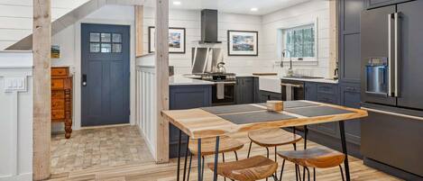 冷蔵庫、電子レンジ、オーブン、コンロ