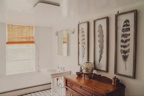 Dusche, Haartrockner, Handtücher, Shampoo