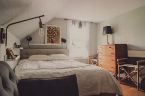 5 Schlafzimmer, Schreibtisch, Bügeleisen/Bügelbrett, WLAN
