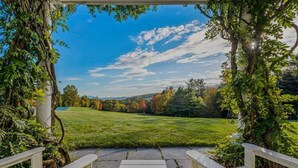 Terrace/patio - Norwich Estate with Pond, Pool & Mountain Views (Norwich)