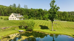 Property grounds - Norwich Estate with Pond, Pool & Mountain Views (Norwich)