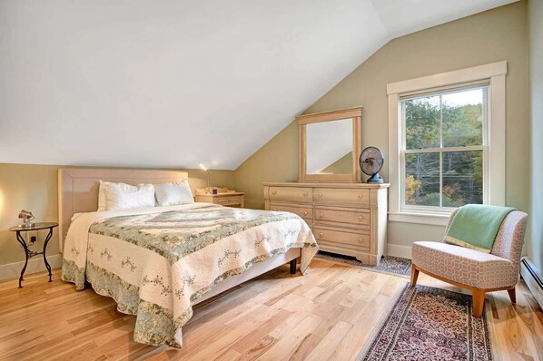 1 bedroom, desk, iron/ironing board, WiFi