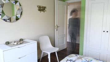 2 slaapkamers, een strijkplank/strijkijzer, gratis wifi, beddengoed