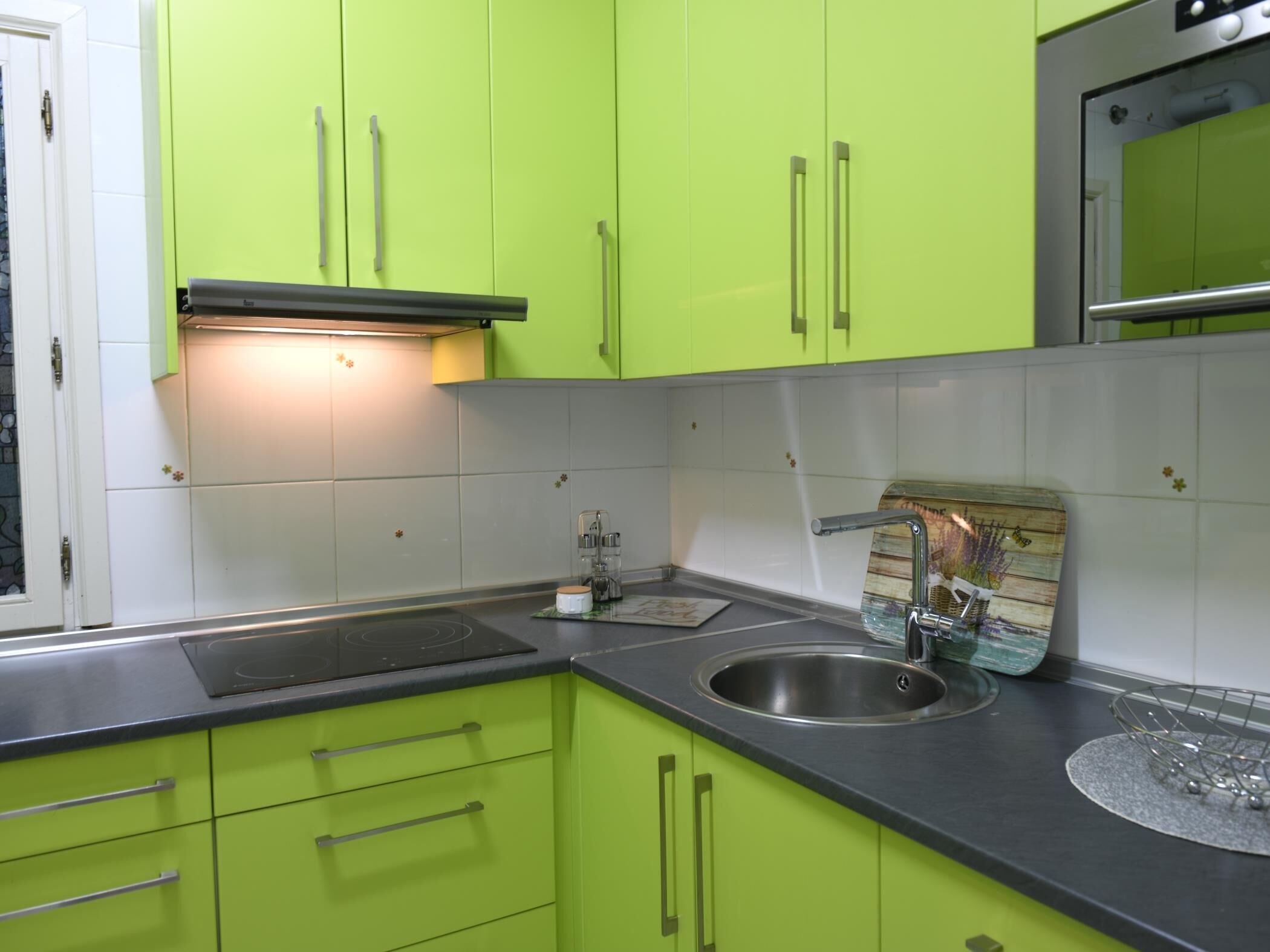 Fridge, microwave, stovetop, dishwasher