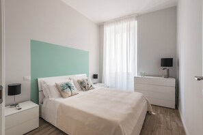 2 soverom, skrivebord, strykejern/-brett og reiseseng for barn
