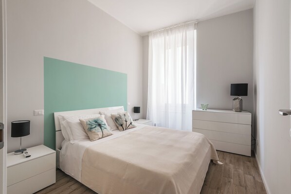 2 makuuhuonetta, työpöytä, silitysrauta/-lauta, vauvan matkasänky