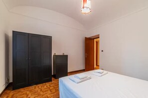 2 Schlafzimmer, Schreibtisch, Bügeleisen/Bügelbrett, kostenloses WLAN