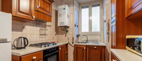 Kühlschrank, Mikrowelle, Ofen, Herdplatte