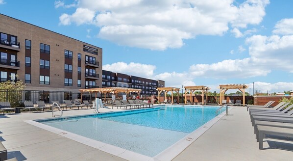 Outdoor pool - Landing McCordsville (McCordsville)