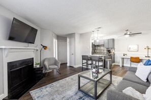 Departamento, 1 habitación | Área de sala de estar | Televisión de 40 pulgadas con canales digitales 