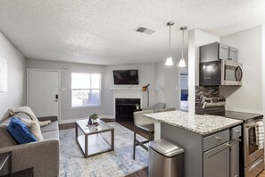 Departamento, 1 habitación | Área de sala de estar | Televisión de 40 pulgadas con canales digitales 