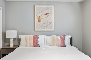 Leilighet, 2 soverom (QueenBed) | Individuelt dekorert, individuelt innredet og skrivebord