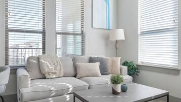 Appartement, 2 chambres (QueenBed) | Aire de séjour | Téléviseur de 40 po avec télévision numérique